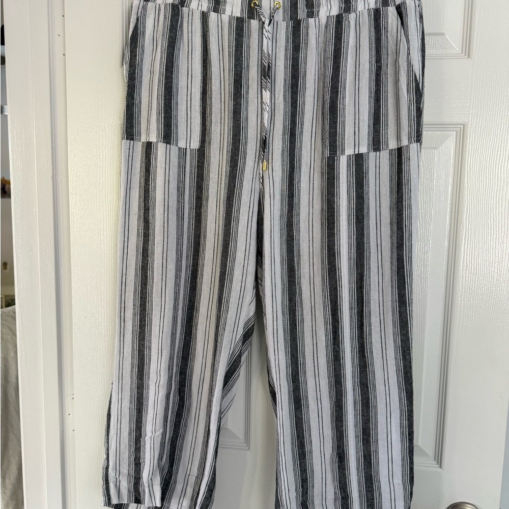 Ellen Tracy Black and White Striped Cargo Pants